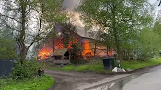 BREAKING: Kæmpe brand brudt ud på gård