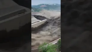 C'est la scène du réservoir du fleuve Jaune Xiaolangdi dans la province du Henan, en Chine!