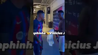 Raphinha waiting to exchange shirts with Vinicius Jr. 🇧🇷