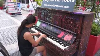 Piano play by Seine river, Paris