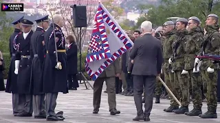 Президент Чехии сбил фуражку с головы военного во время церемонии ко Дню возникновения Чехословакии.