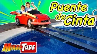 Construimos un puente de cinta para cruzar la piscina con el coche de juguete