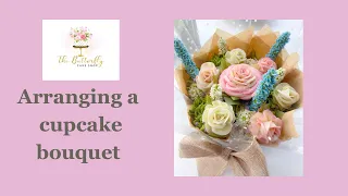 Arranging a Cupcake Bouquet using Buttercream Floral Cupcakes #cakedecoratingideas #cake