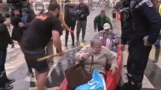 Inondations: des personnes évacuées en barque du centre-ville de Nemours