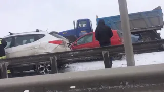 Последствия массового ДТП из 18 автомобилей на дороге Тюмень-Боровский-Богандинский