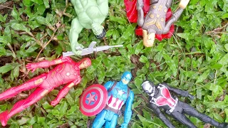 Menemukan Mainan Iron Man, Hulk, Capten America, Ant Man, Mobil Mobilan,