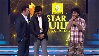 Arijit Singh Receiving Award from Salman Khan for Tum Hi Ho.