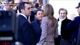 La princesa Letizia rompe el protocolo para hablar con una desahuciada