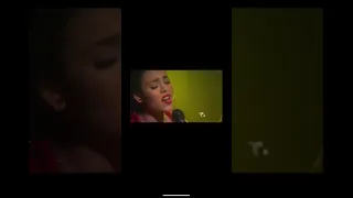 Danna Paola cantando en ¿quién es quién?