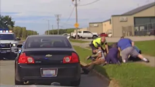 Good Samaritans Help Police Officer During Traffic Stop