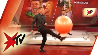 Dinge hochhalten-Challenge: Toni Kroos vs. Steffen Hallaschka | stern TV