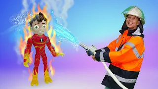 Ben Ten учится быть пожарным! Видео для мальчиков, где пожарная машинка спасает игрушки