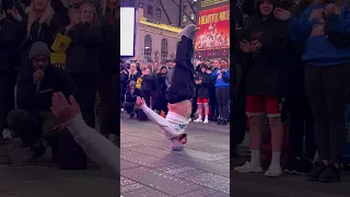 Times Square’s breakdance, New York City breakdancing! #youtubeshorts #newyorkcity #timessquare