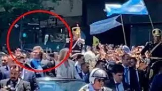 EL VIDEO DEL BOTELLAZO QUE LE TIRARON AL PRESIDENTE JAVIER MILEI CUANDO IBA CAMINO A LA ROSADA