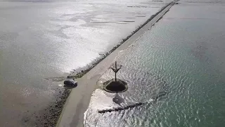 Passage du Gois, rattrapé par la mer, filmé en Drone