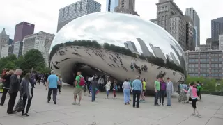 Cloud Gate in Millennium Park, Chicago, Illinois, USA