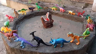 Jogando Dinossauros de Plástico na Lama Tiranossauro Rex Ceratossauro Parassaurolofo Carnotauro