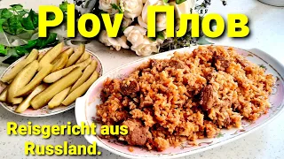 Plov kochen. Плов. Reisgericht aus Russland. Reispfanne.