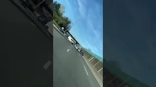 Des automobilistes attaquent un chauffeur de camion après l'avoir bloqué sur l'autoroute !