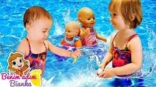 Oyuncak bebek bakma oyunu! Baby Born ve Bianka ile havuz oyunu!