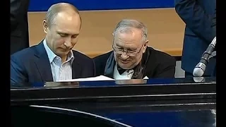 This is a bomb ! Putin plays piano "Moscow Windows" .All sing .