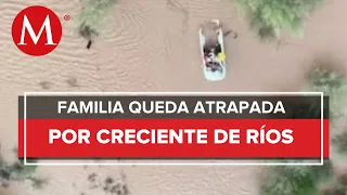 Rescatan a familia atrapada en un vehículo en Sonora