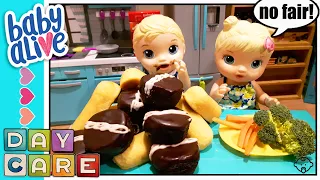 👶 Baby Alive Daycare! LUNCHTIME Routine! 😈 Brother Liam takes all of Kitty's cupcakes and twinkies!