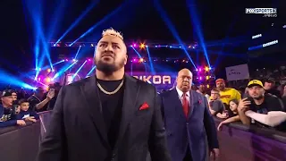 Nueva entrada a Solo Sikoa - WWE SmackDown 19/04/2024 (En Español)