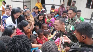 Kepedulian Anggota TNI Di Puncak Papua Berikan Hadiah Kepada Warga #viral #tni #papua #tentara