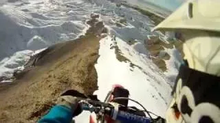 Безумный мотоциклист катается по горным вершинам
