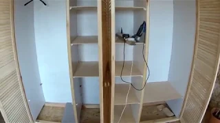 Встроенный шкаф с жалюзийными дверцами из дерева своими руками