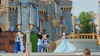 Let it Go - Live show from Disney Magic kingdom - Elsa, Anna, Olaf, Minnie and Mickey Mouse