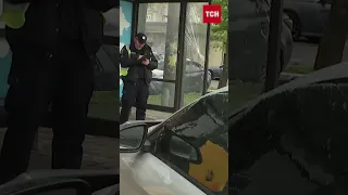 😱 БМВ стрімко закрутило та відкинуло в зупинку! Постраждала військовослужбовиця