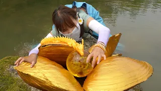 😱😱 The girl uncovers the wild golden clam and experiences a magical and precious pearl🔥🔥🔥