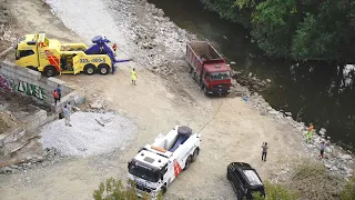 "Уставший" на засыпке реки самосвал подняли. Real Video