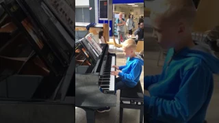 Amazing airport pianist- Harrison aged 10 plays Ludovico Einaudi cover I Giorni