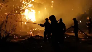 Сотрудники МЧС на крупном ночном пожаре в Костерево спасли человека