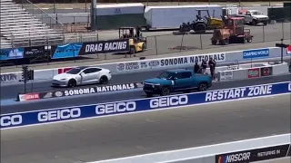 Tesla Mode S Plaid vs Rivian R1T Drag Race