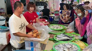 客人說自己歹命  禮拜六假期買完魚還要趕去上班 台中水湳市場  海鮮叫賣哥阿源  Taiwan seafood auction