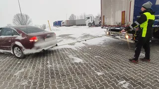 Audi A6 c5 4.2 V8 Quattro  pulling the truck / wyciąga zakopanego tira