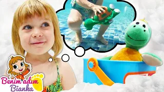 Havuz oyunları! Bianka kaplumbağaya yüzmeyi nasıl öğretti? Eğlenceli Video