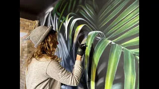 Роспись стен в кофейне "Листья папоротника и цветы банана" Аэрография. Кременчуг.