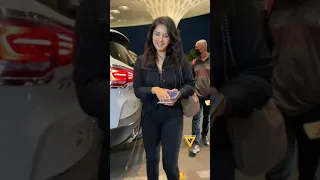 Sunny Leone's snapped at Mumbai airport tonight