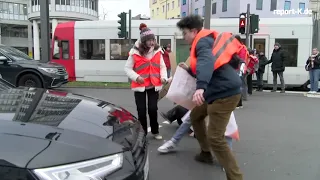 Beifahrer attackiert Klimaaktivist bei Aktion der Letzten Generation am Neumarkt in Köln