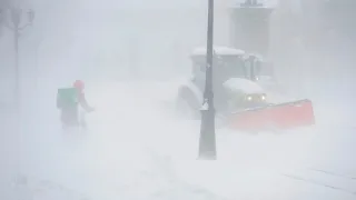 Штормовой снегопад обрушился на Екатеринбург. Тонны снега заблокировали город