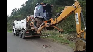 Carregamento arriscado da Retro-escavadeira em um caminhão caçamba!