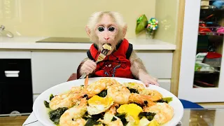 BiBi obediently cooks soup with his father on the weekend!