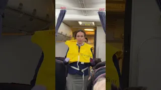 Бортпроводник Nordstar Airlines Екатерина демонстрирует аварийно-спасательное оборудование, часть 2