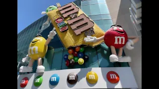 Shopping in m&m's Store- Las Vegas  [Full walk through of M&M's World filmed in 4K]