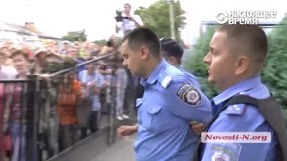 Врадиевка-2: Разъяренные люди набросились на полицейских, которых подозревают в убийстве